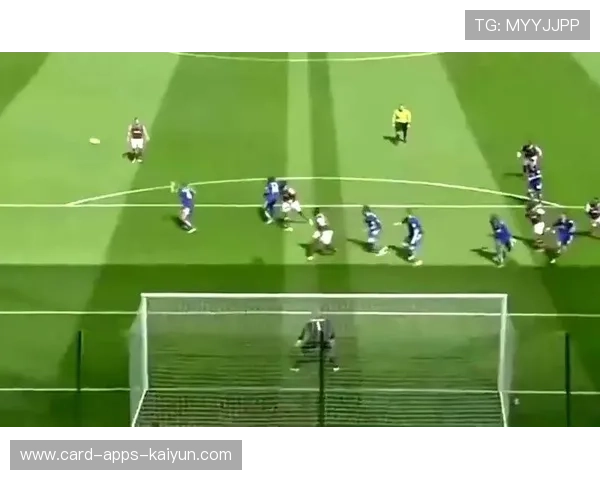 足球门将极限飞扑撞上门柱:激情与伤痛的碰撞